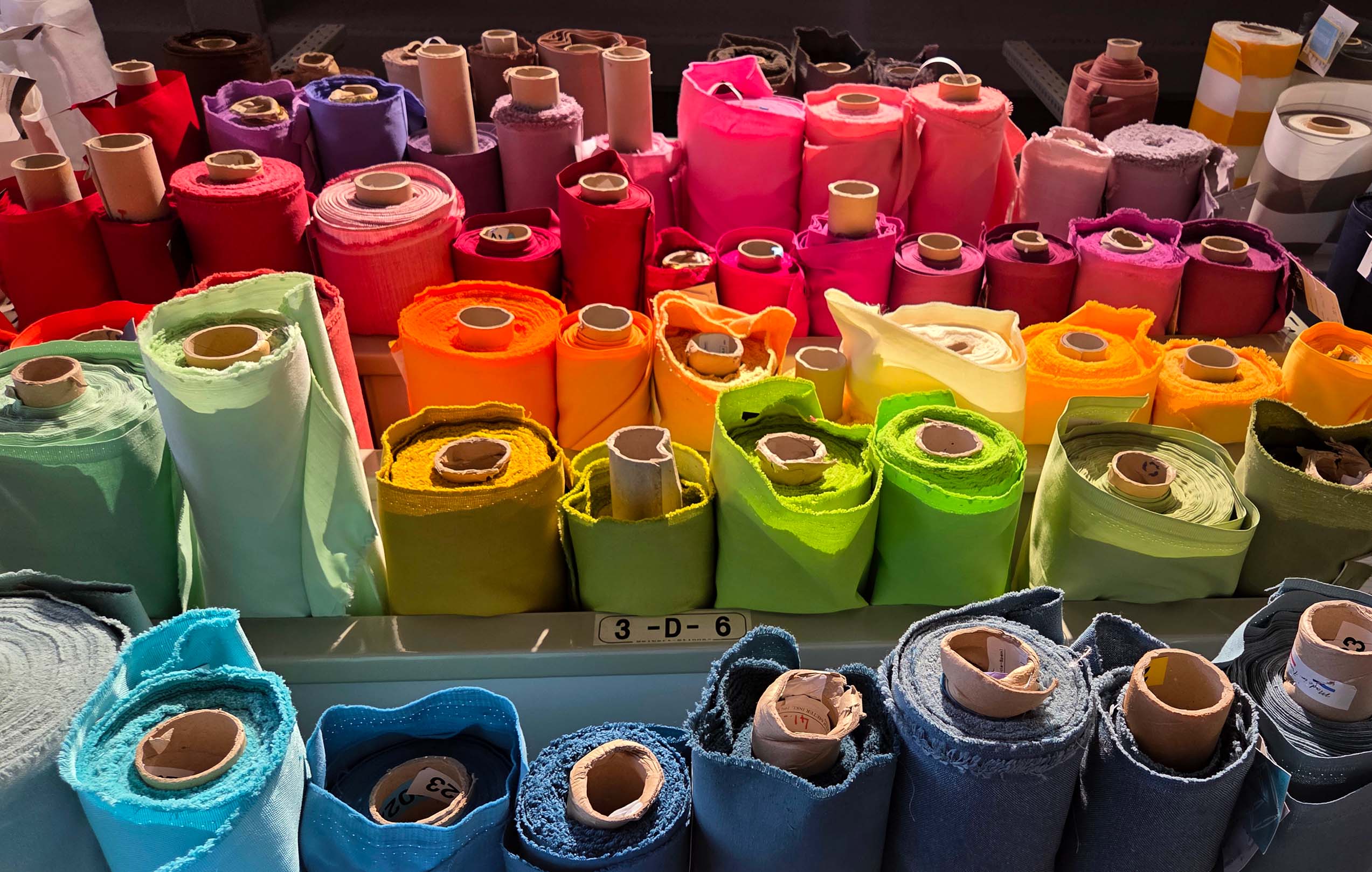 Stoffrollen ordentlich auf einem Regal gestapelt